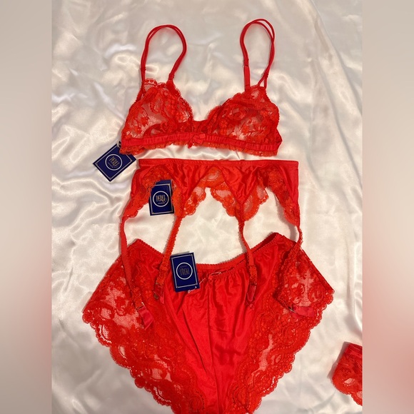 La Perla Vintage Fiery Red Lace Bra Set four pieces . - Picture 2 of 14